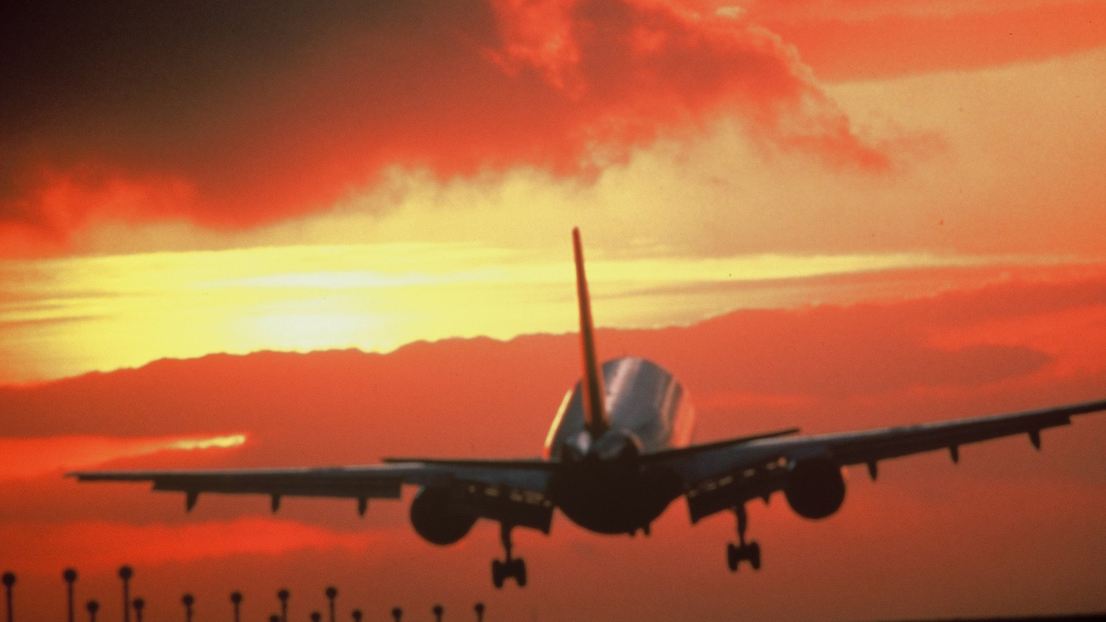 Avion de pasageri aterizând la apus