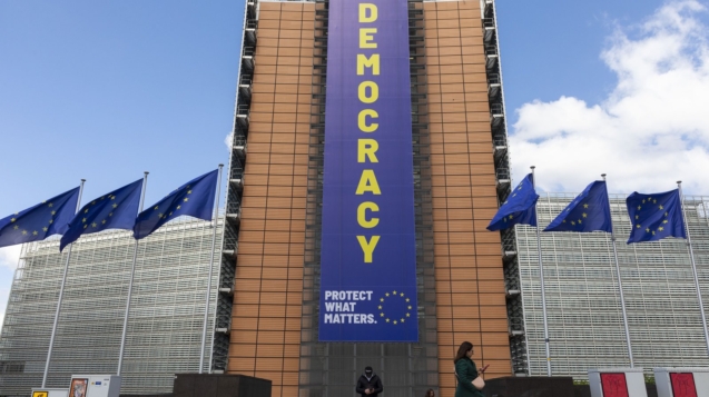 Clădirea Berlaymont a Comisiei Europene, cu bannerul „DEMOCRACY”