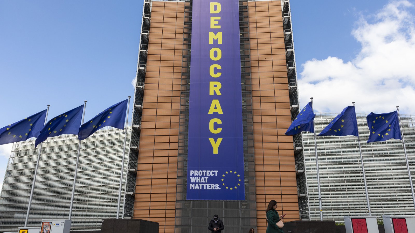 Clădirea Berlaymont a Comisiei Europene, cu bannerul „DEMOCRACY”