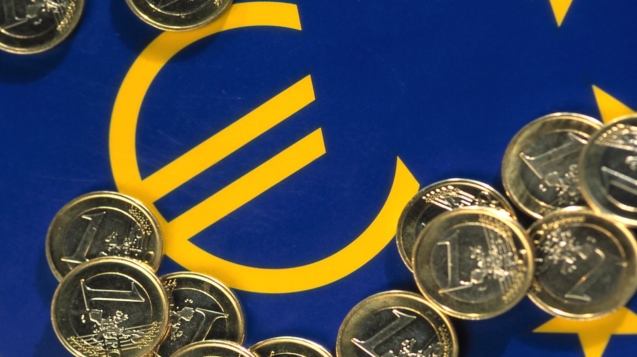 Monede euro pe steagul european, lângă simbolul euro