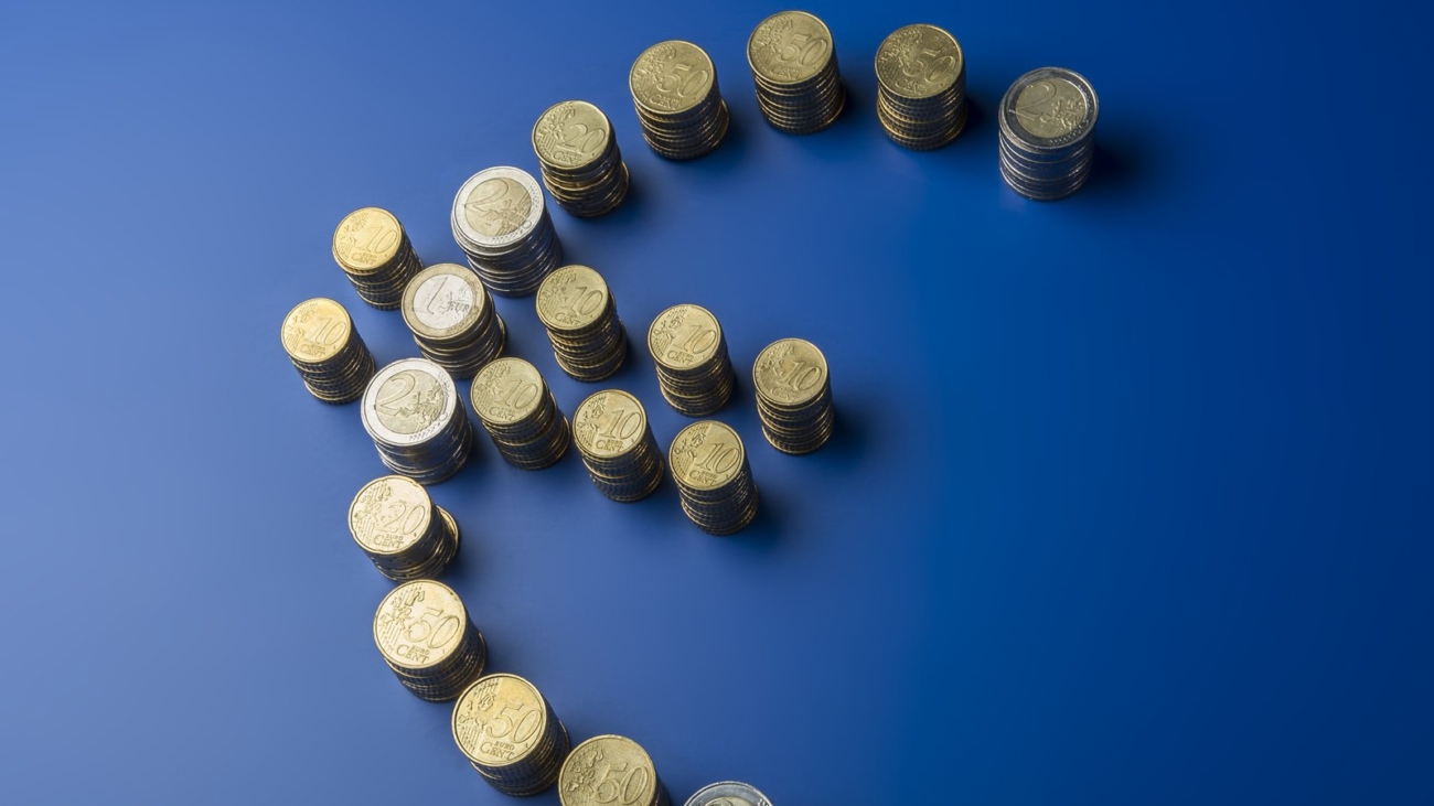 Monede euro aranjate în forma simbolului euro