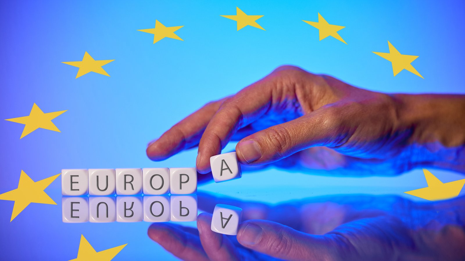 Litere-cuburi care formează cuvântul „EUROPA”, pe fond albastru