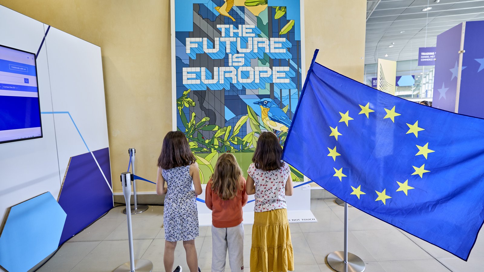 Copii în fața unui afiș cu mesajul „The future is Europe”