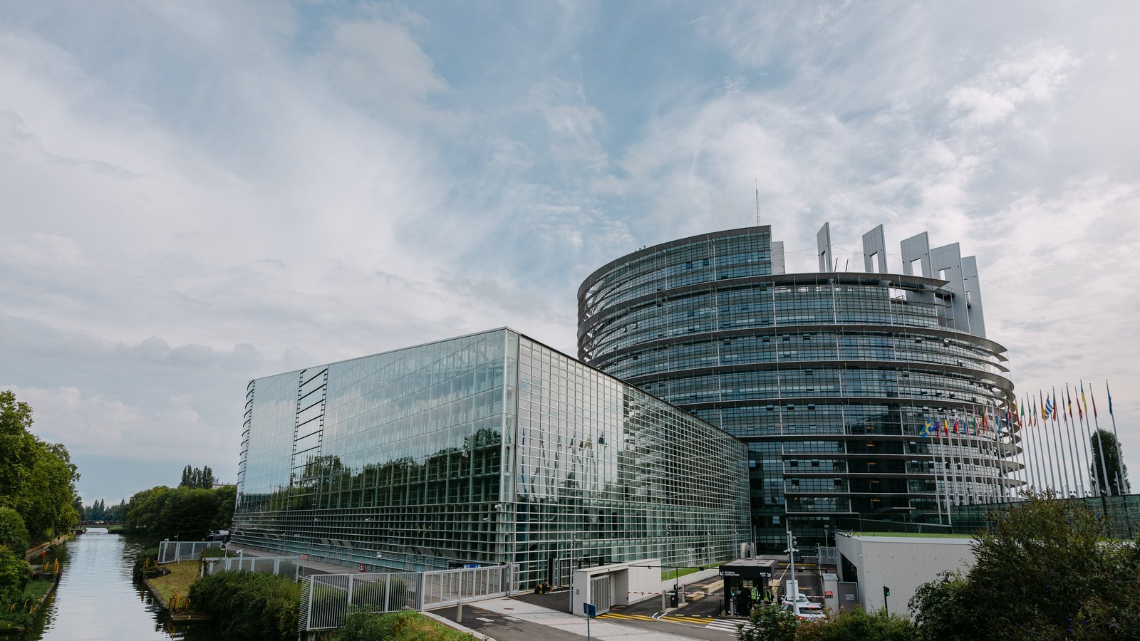 Clădirea Parlamentului European de la Strasbourg, văzută de peste canal